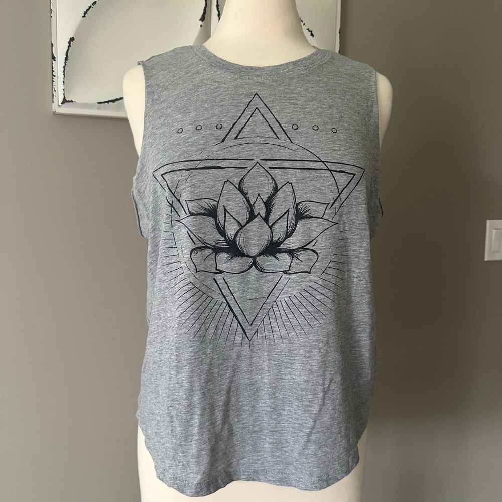 Lotus Graphic Sleeveless Top in Gray